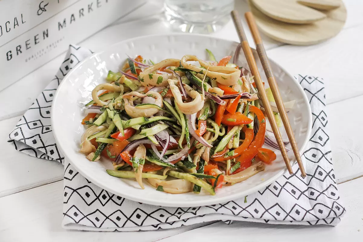 Кальмары в азиатском стиле с овощами и мятой