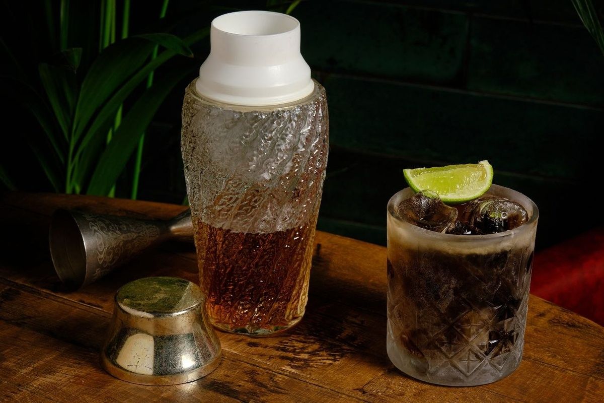 Коктейли нулевых: как бар Mr. Help & Friends возвращает в моду старые хиты