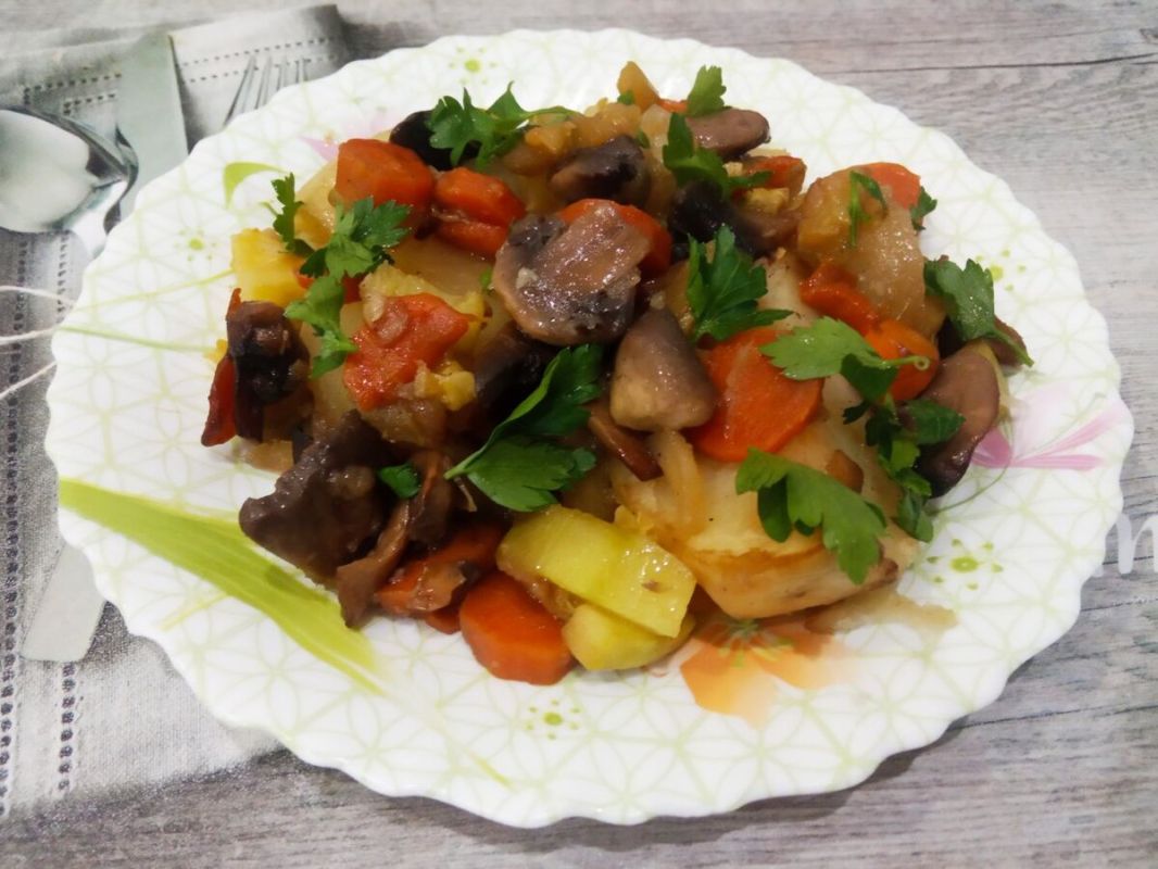 Сытное овощное рагу с грибами в запечённом рукаве: простота и вкус