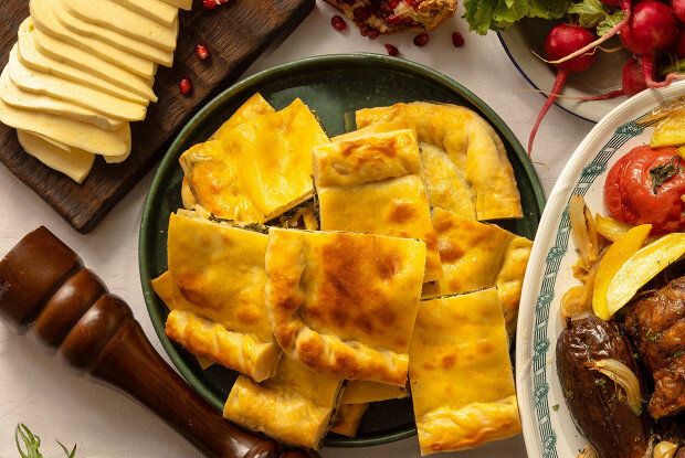 Нежный пирог с тархуном и зелёным луком