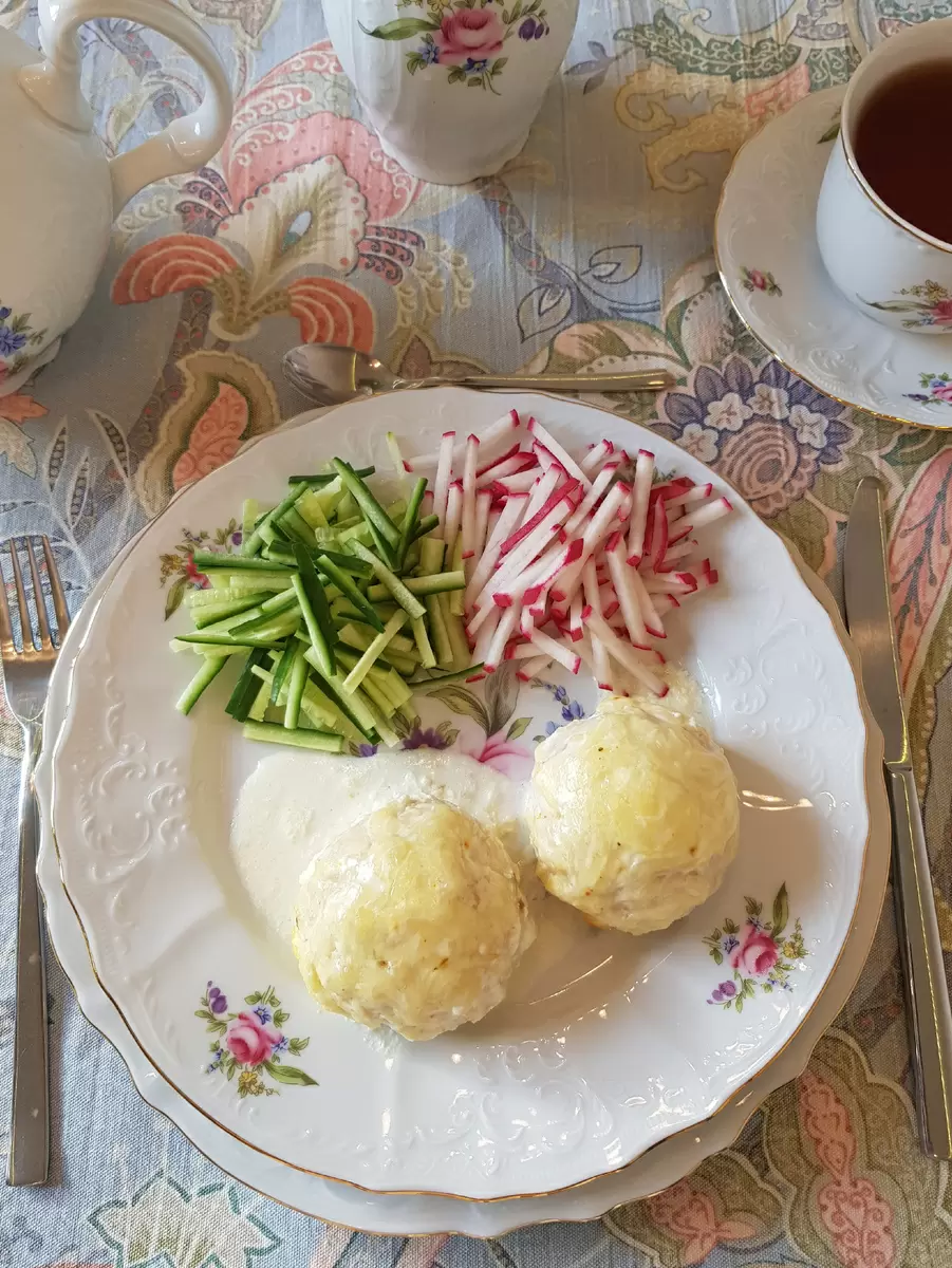 Нежные куриные тефтели в сливочном соусе: простое лакомство для всей семьи