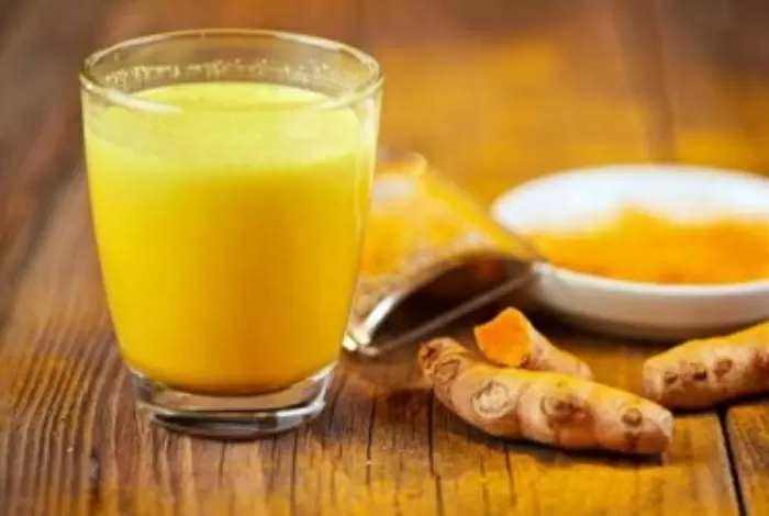 Коктейль с куркумой для похудения: польза и риски в одной чашке