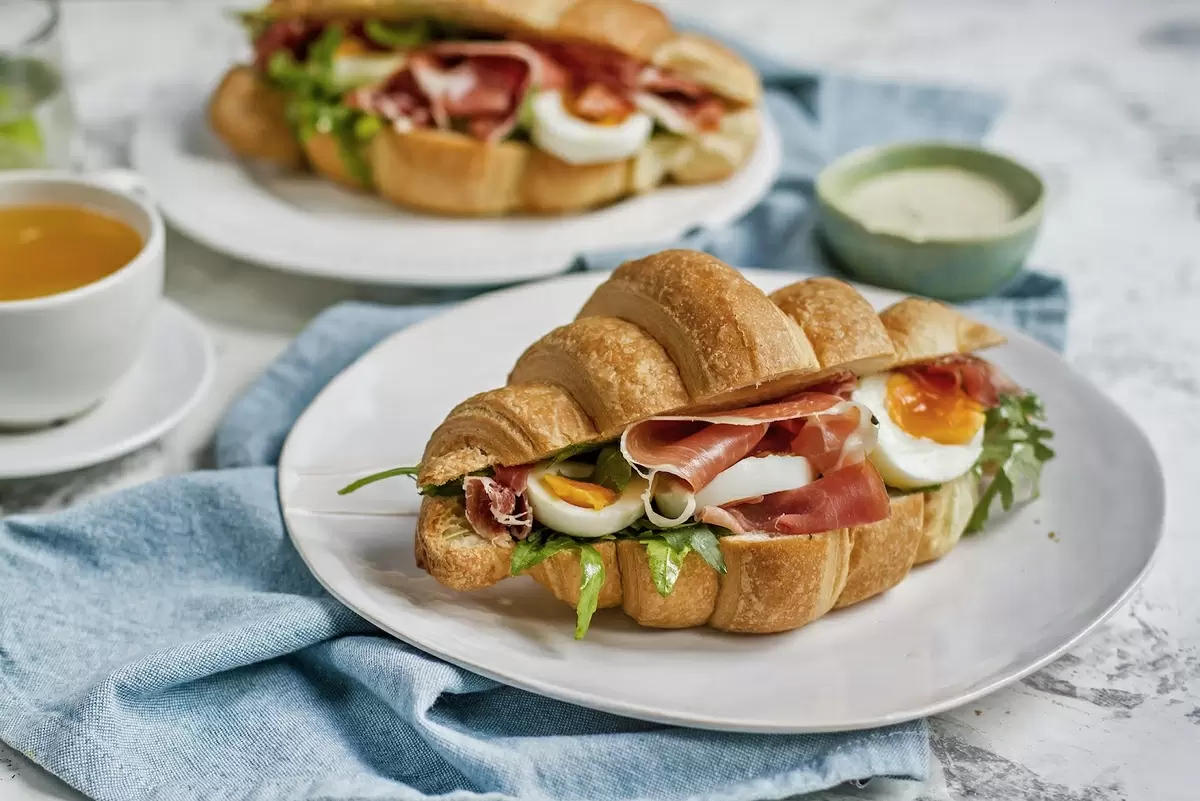 Итальянский завтрак: круассаны с прошутто, яйцом и рукколой