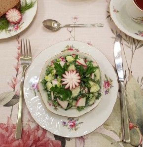 Весна в тарелке: освежающий салат с черемшей и овощами на вашем столе