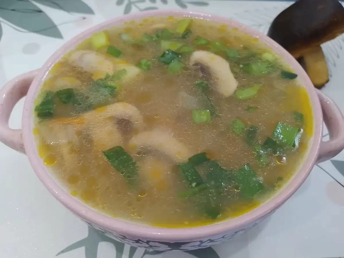 Ароматный рисовый суп с шампиньонами и томатами