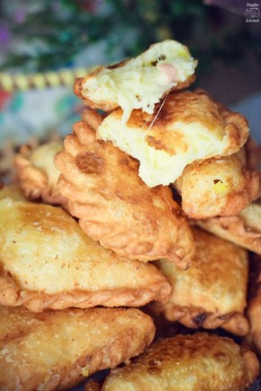 Нежные пузырчатые пирожки с картошкой и ветчиной: легко и быстро