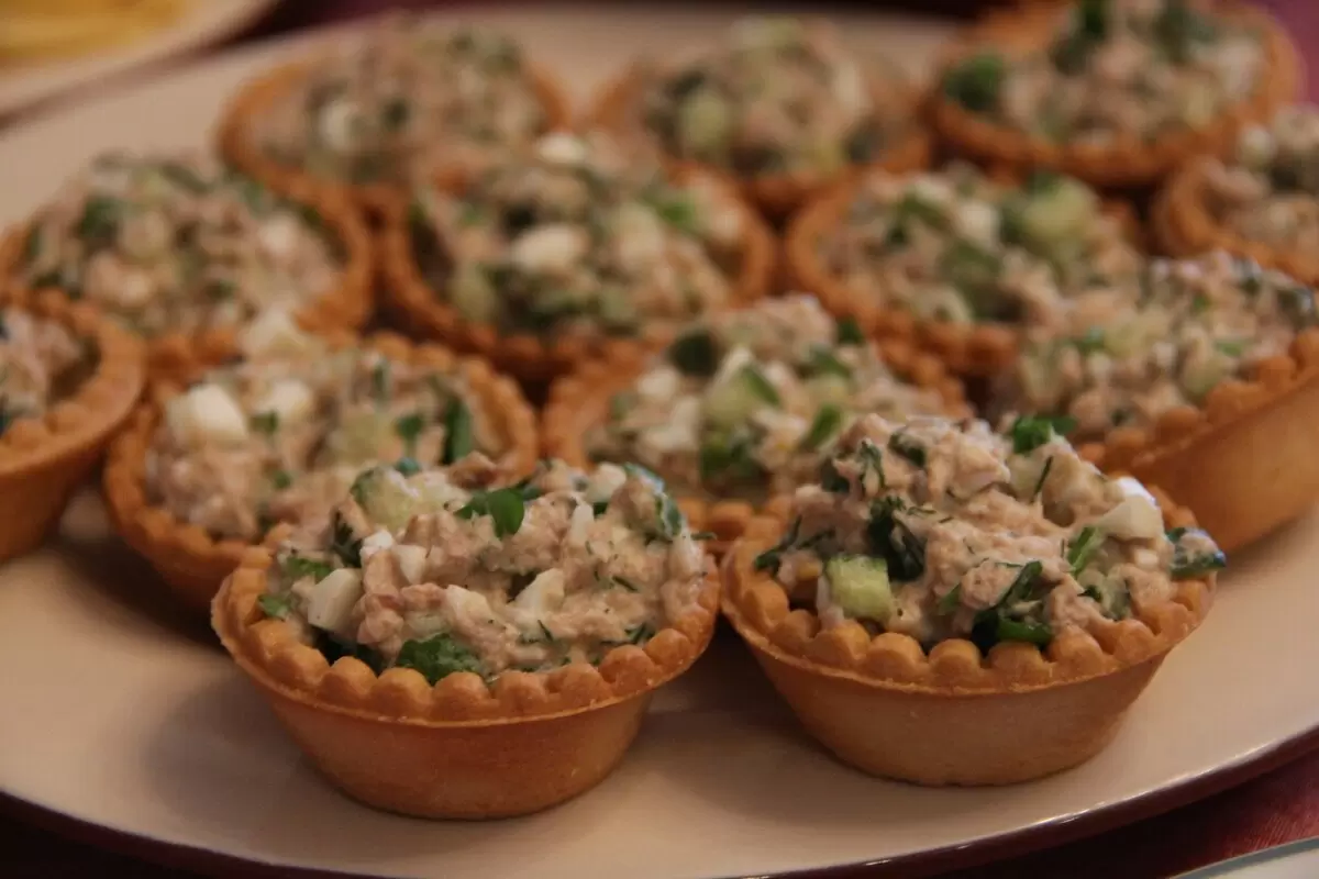 Вкусное искушение: тарталетки с салатом из тунца