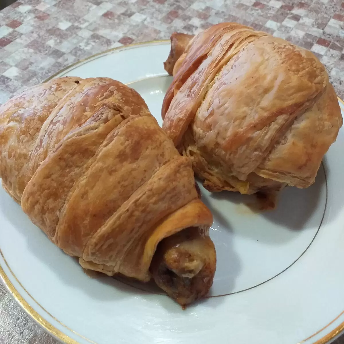 Как приготовить сочные куриные голени в слоёном тесте