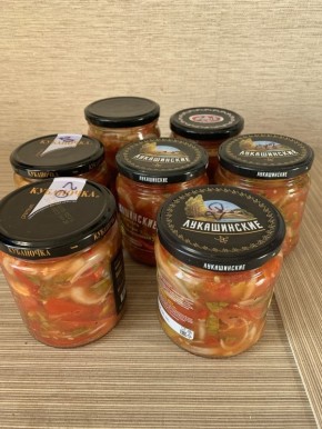 Заготовьте вкусный салат из помидоров с луком и перцем на зиму