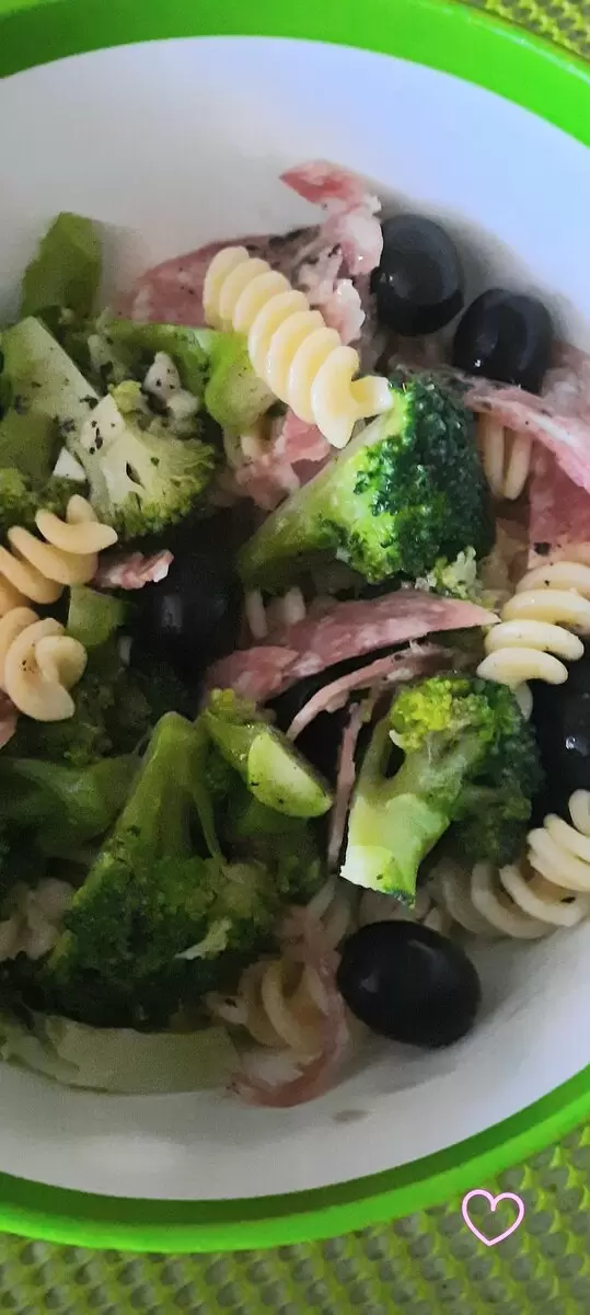 Итальянский салат с пастой фузилли: модное сочетание вкусов для гурманов