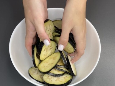 Летняя закуска из баклажанов: просто, вкусно и без майонеза