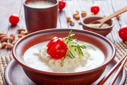 Освежающий огуречно-миндальный суп с йогуртом и мятой на лето