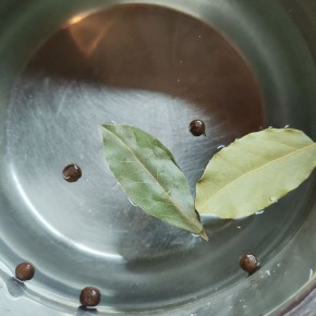 Как приготовить красную рыбу в масле с луком по влажному методу засолки