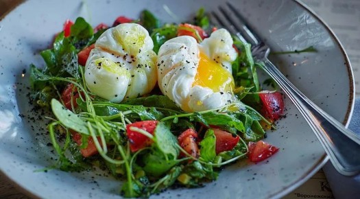 Легкий и полезный салат с авокадо и яйцом-пашот