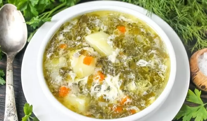 Вкусное меню весны: щавелевый суп с яйцом