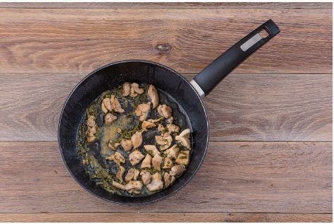 Итальянская поркетта с куриным паштетом, беконом и ароматными травами