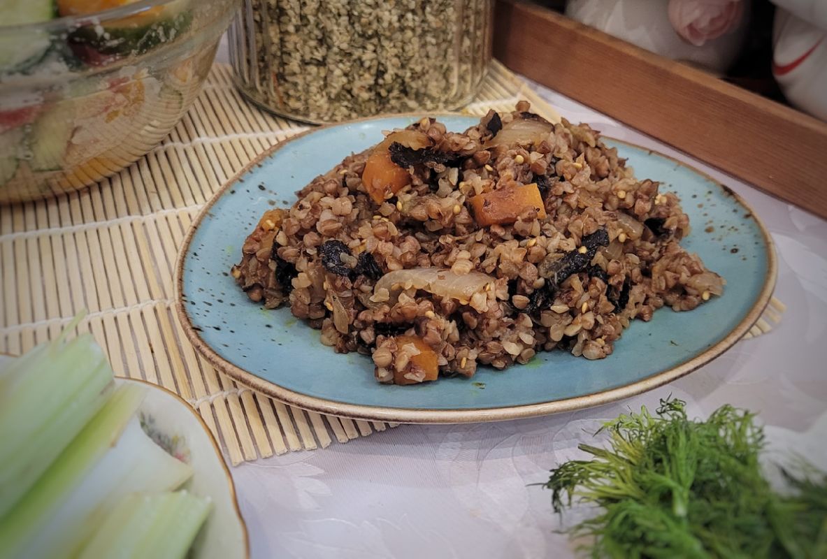 Творите чудеса на кухне: вкусная гречка с баклажанами и морскими водорослями